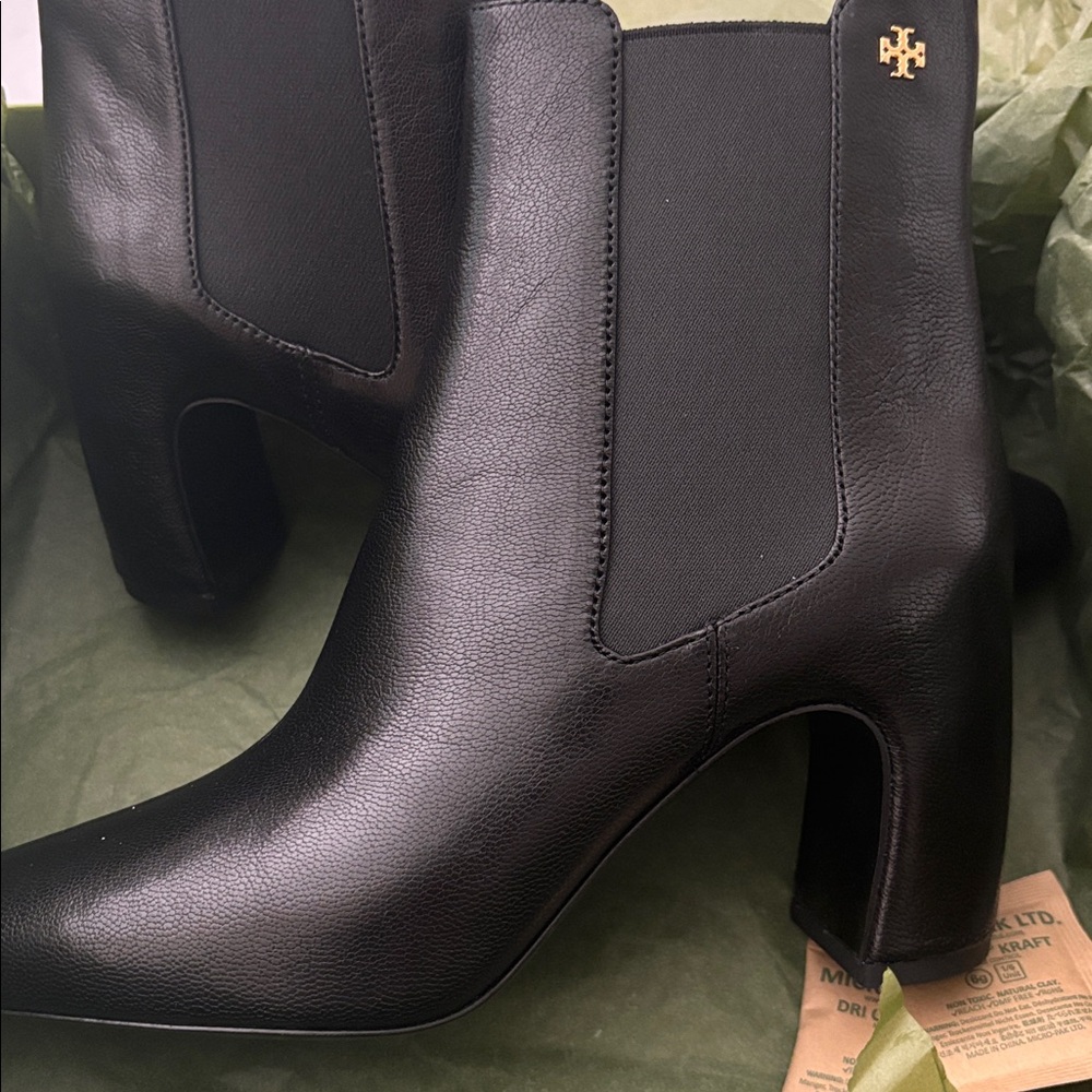 Tory Burch Black banana heel Leather Chelsea Booties with Gold Logo - Picture 3 of 4
